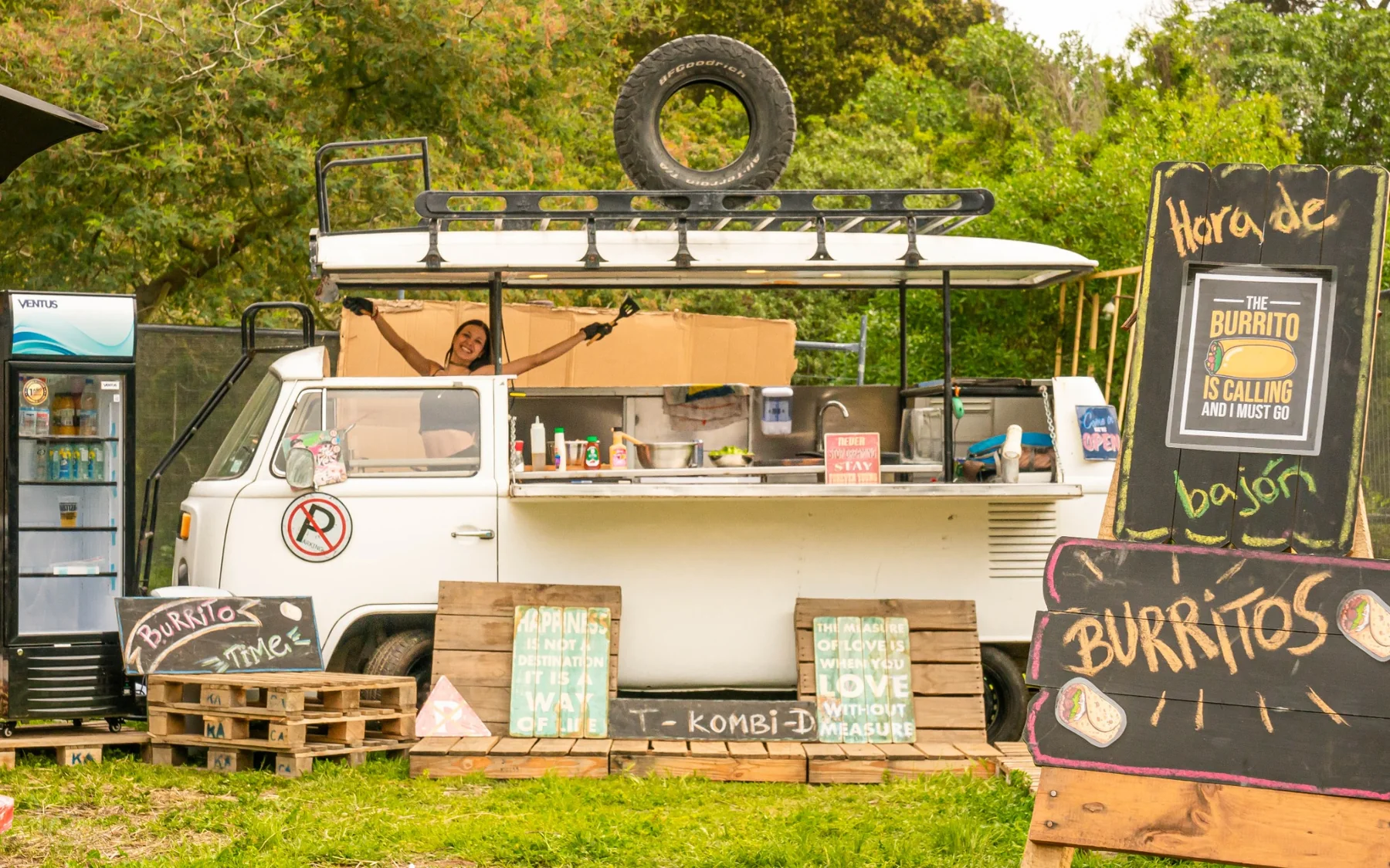 la KOMBI operando como foodtruck de burritos