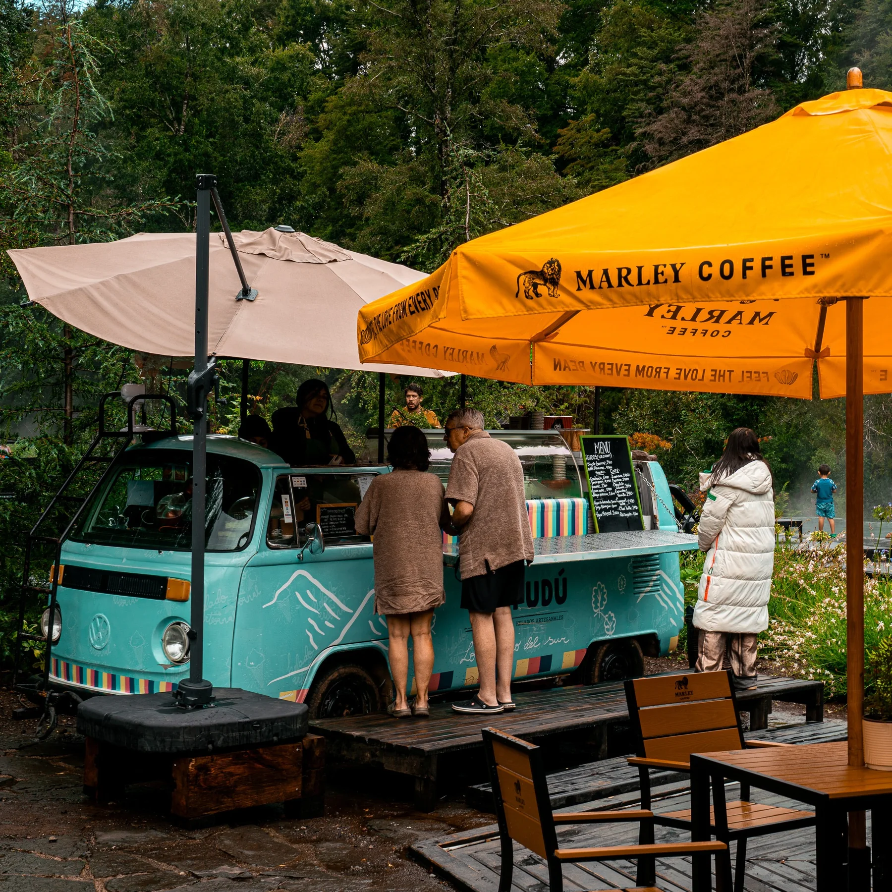 la KOMBI junto a una marca de café