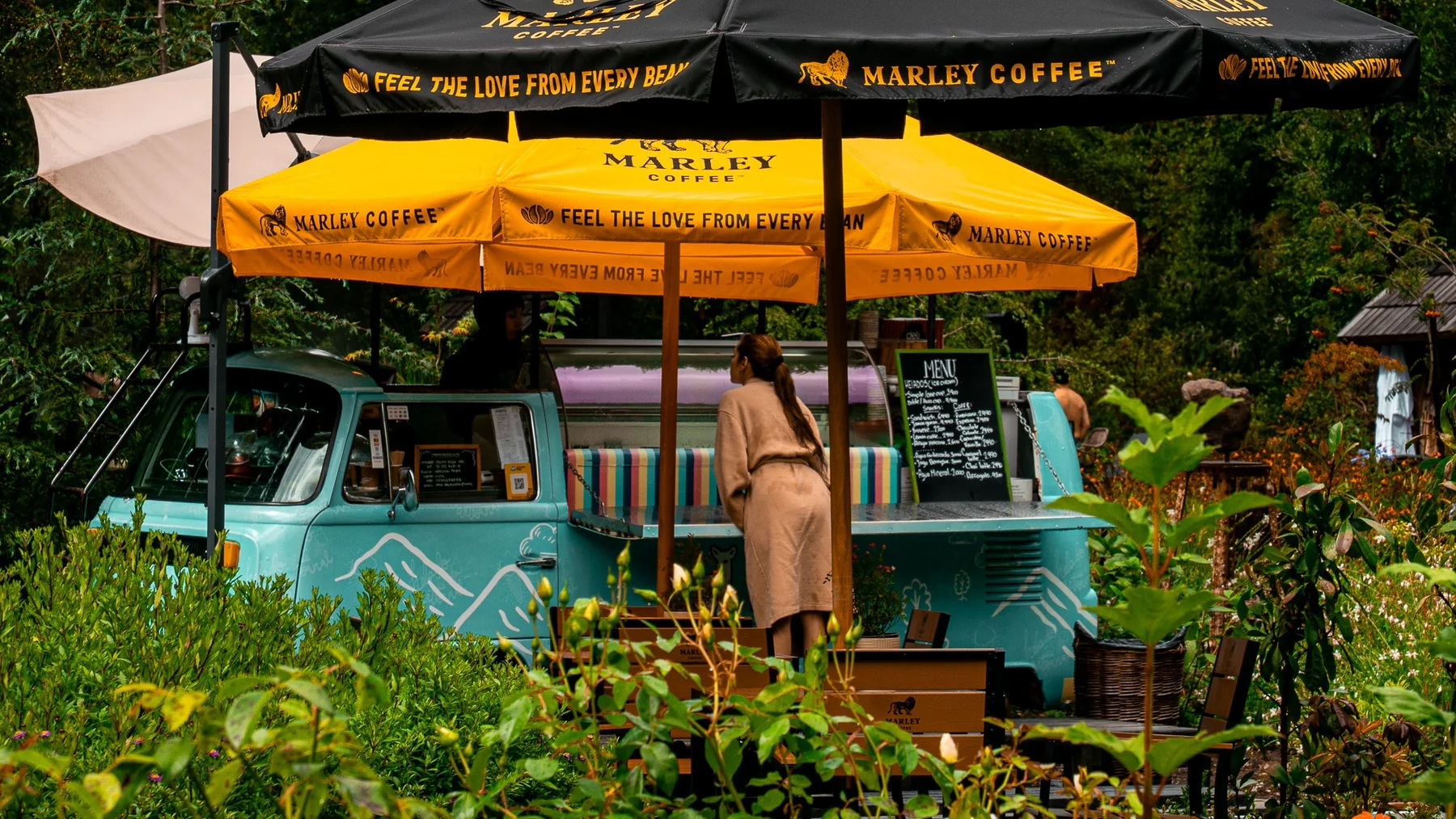la KOMBI y una activación de marca de café