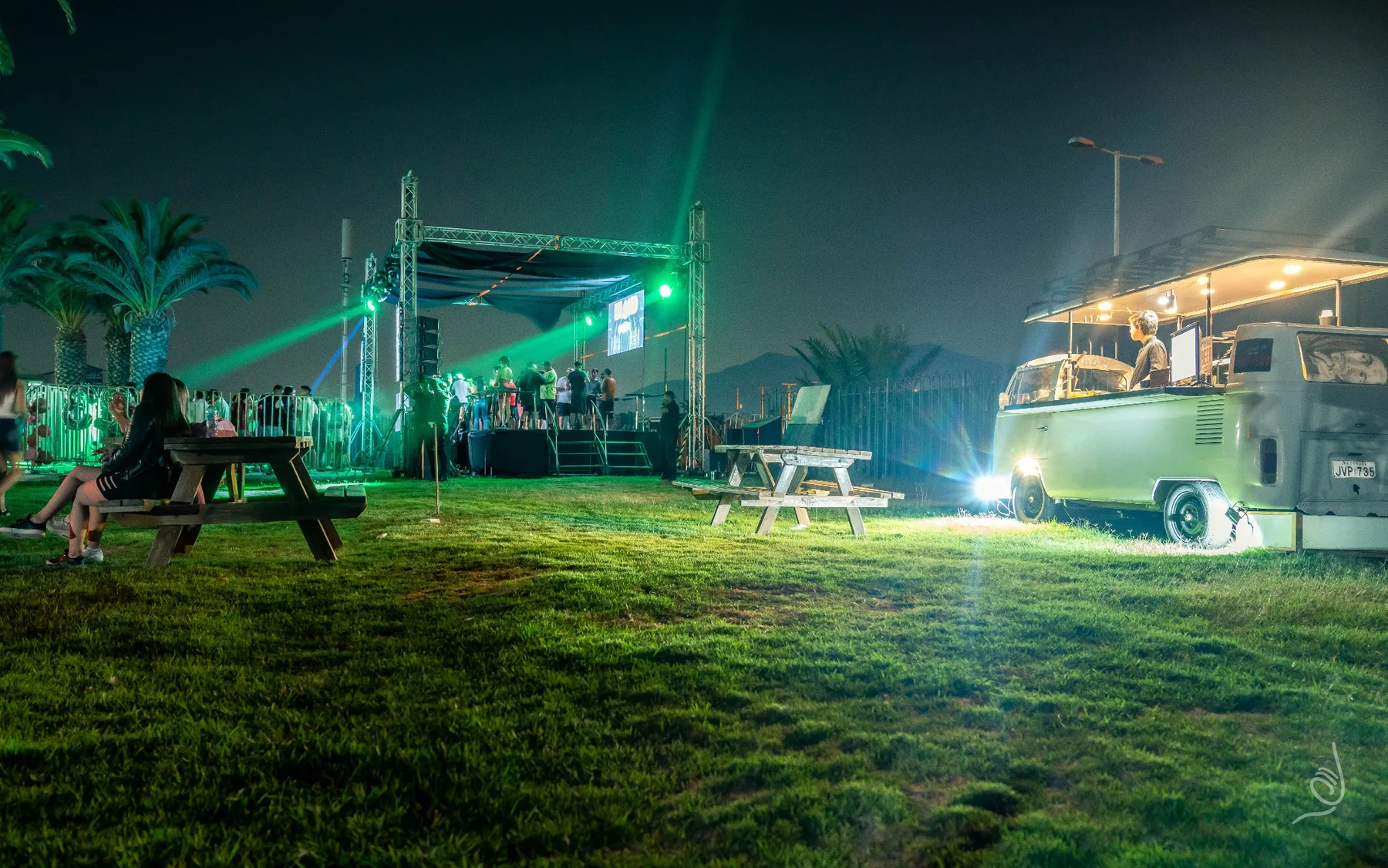 la KOMBI durante un evento nocturno